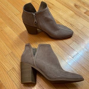 DV BRAND SIZE 8.5 TAN BOOTIES